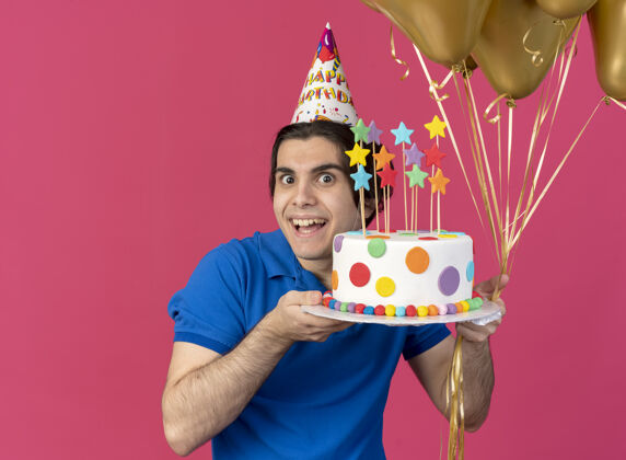 粉色高加索帅哥戴着生日帽 手里拿着氦气球和生日蛋糕男人复制蛋糕