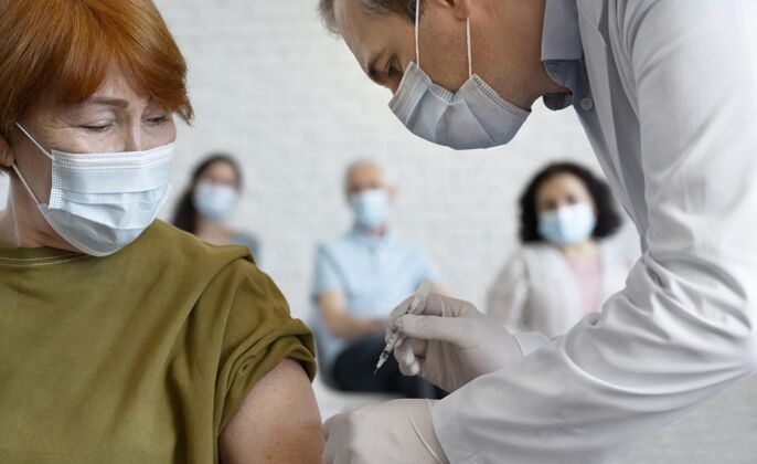 面罩女人被医生注射了疫苗保护男人疫苗注射