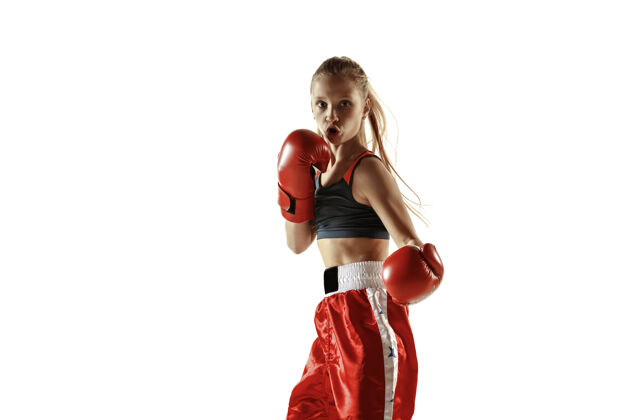 活跃年轻女子跆拳道拳手训练隔离在白色背景下强壮年轻斗士