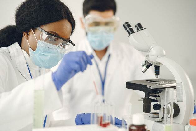 生物技术新试验集中技术人员穿制服做试验 制造疫苗化学生物学研究