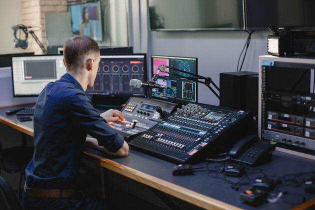 技术音响工程师在录音室里用设备工作音频黑板男性