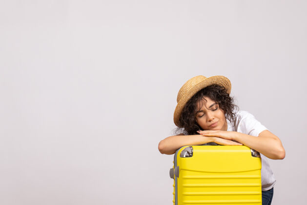 感情正面图：年轻的女性 带着黄色的袋子 在白色的背景色上准备旅行 感觉很累 旅行度假飞机 太阳休息旅游航班休息累包