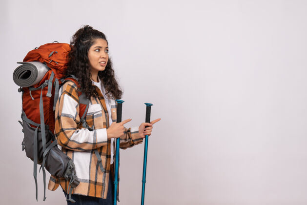 远足前景年轻女子在白底校园森林里徒步旅行自然空气山高游客成人人空气