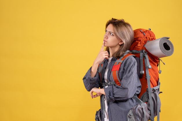 红色一个背着红色背包的女旅行者在想她的旅程思考脸肖像