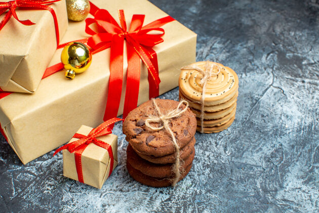 正面前视图圣诞礼物与甜饼干对光明黑暗假日照片礼物圣诞色新年圣诞节钱食物