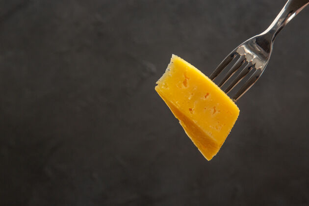 水果前视新鲜奶酪片叉子深色点心餐彩色照片早餐薯片健康餐食叉子