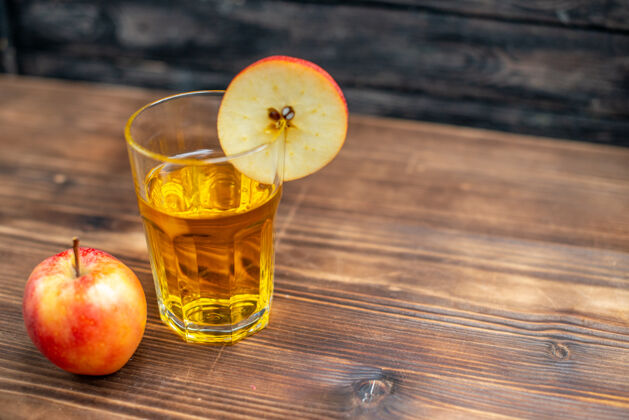 鸡尾酒前视图新鲜的苹果汁与新鲜的深色照片上的苹果颜色饮料鸡尾酒水果健康新鲜正面