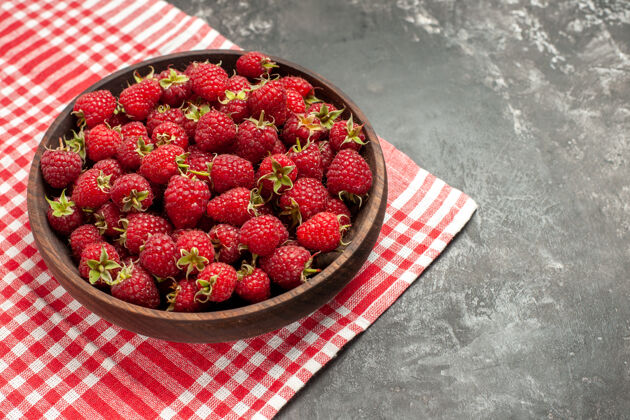 甜点前视图新鲜的红色树莓内板上的灰色水果颜色红莓野生照片浆果里面正面可食用水果