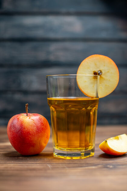 柑橘前视图新鲜的苹果汁与新鲜的苹果在一个黑暗的饮料照片颜色鸡尾酒水果新鲜苹果前