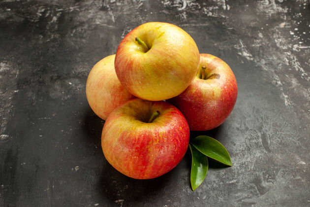 树正面图新鲜苹果上的深色照片醇厚的水果成熟的维生素果汁颜色树梨新鲜苹果梨果汁