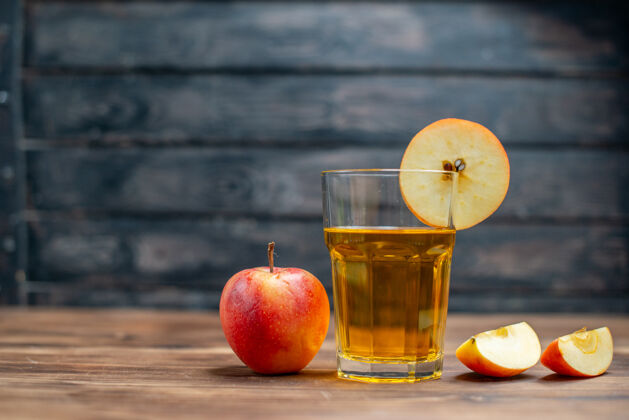 多汁正面图新鲜的苹果汁与新鲜的深色苹果饮料照片鸡尾酒水果饮食柑橘食品