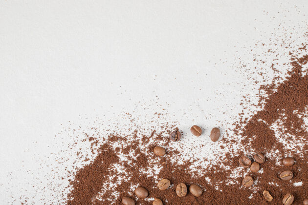 浓缩咖啡混合咖啡或可可粉上的咖啡豆Frappe产品美味