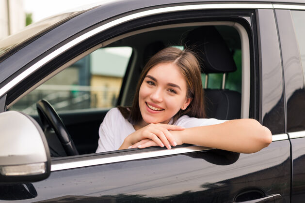 汽车轻松快乐的女人在夏天的公路旅行旅行假期靠在车窗外的蓝天墙上人太阳镜女孩