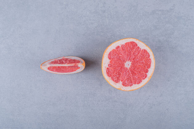 聚会把葡萄柚切成半片 放在灰色的表面上提神草药柑橘