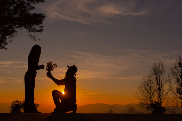 二在山上欣赏日落的年轻夫妇女孩女人激情
