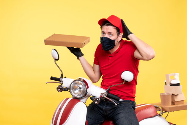 自行车正面图：戴着面罩骑自行车的男快递员 黄色的食品盒盒子男信使食物