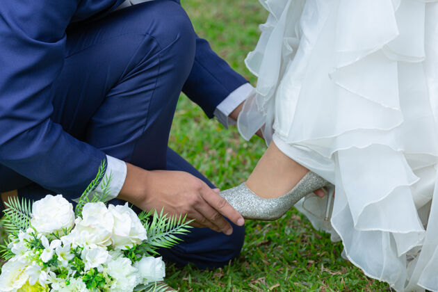 仪式新娘手中的花束女性水平束