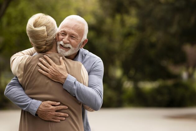 退休中枪男女拥抱浪漫关系老年