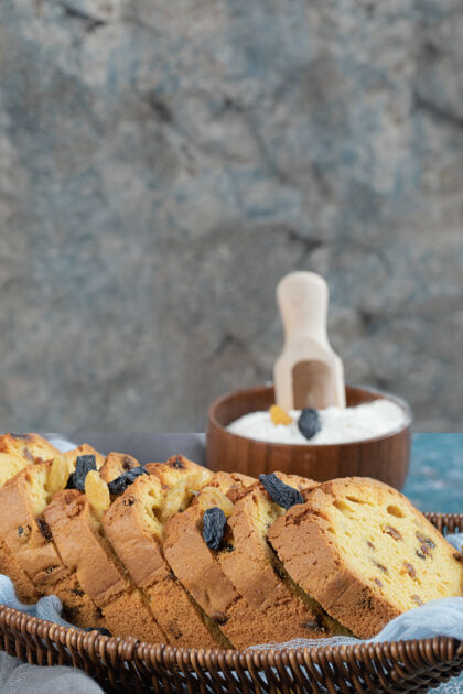 面包房苏丹娜派片放在蓝毛巾上的木篮里可口喜悦美味