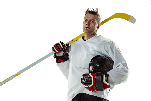 装备年轻的冰球男选手 冰球场上的棍子和白墙人冬季比赛