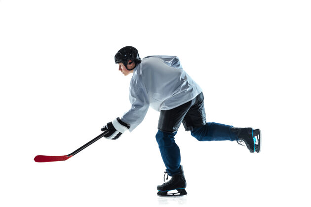 健康年轻的冰球男选手 冰球场上的棍子和白墙专业比赛强壮