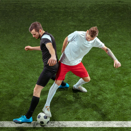 休闲足球运动员在草地上抢球进攻比赛事件