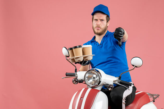 摩托车正面图男性信使坐在自行车上拿着咖啡杯在粉红色男信使送货自行车