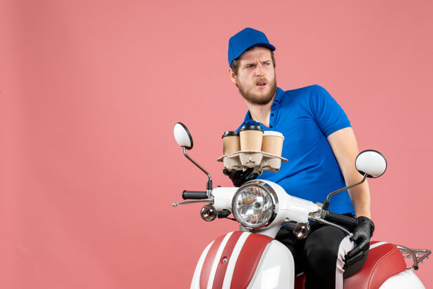 服务正面图男性信使坐在自行车上拿着咖啡杯在粉红色制服举行成人