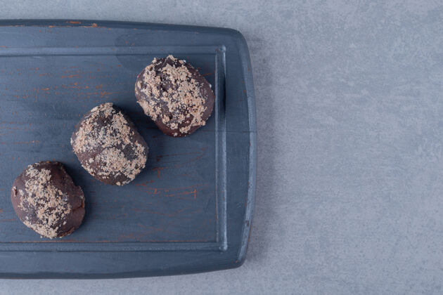 甜点新鲜巧克力饼干在灰色表面的俯视图美味自制饼干