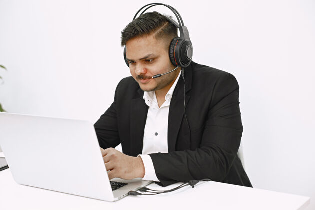 专业人士使用笔记本电脑的人印度派遣或热线工作人员印度人支持遥控器