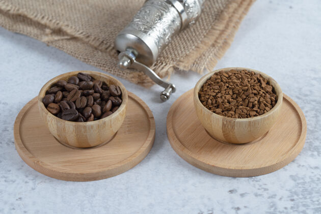 豆类一个木制的碗里装满了香气四溢的烤咖啡豆高质量的照片美食香味种子