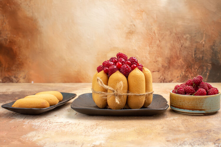 健康混合色背景上的礼品蛋糕水果和饼干的俯视图食物提神水疗