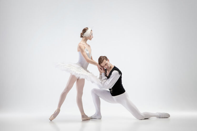 舞蹈年轻优雅的白色工作室背景芭蕾舞演员夫妇当代表演平衡