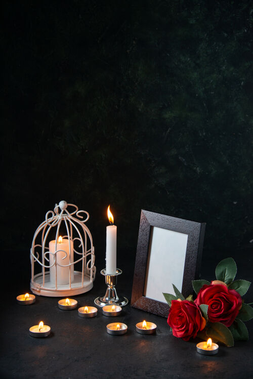 死亡前视图燃烧的蜡烛与相框作为下降黑暗的表面记忆倒下烛台记忆
