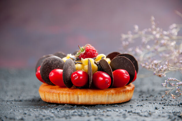 樱桃前视蛋糕与山茱萸水果覆盆子和巧克力在黑暗的背景饮食糖果食物