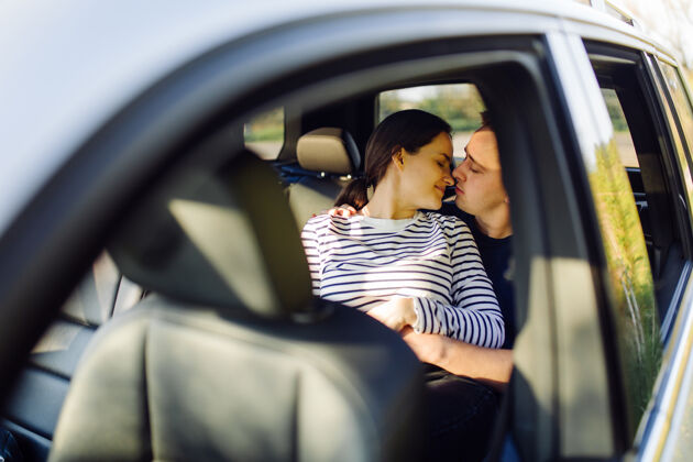 车在车里微笑的年轻夫妇在车里接吻保险男人开车