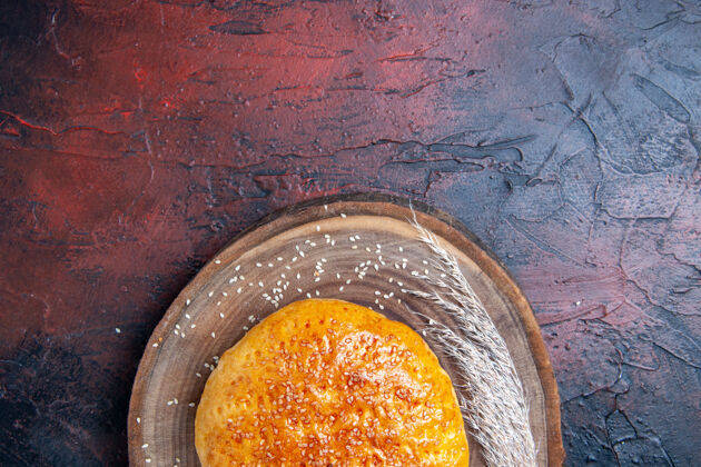 顶部顶视图甜烤面包像新鲜面包在黑暗的表面柑橘橙子食物