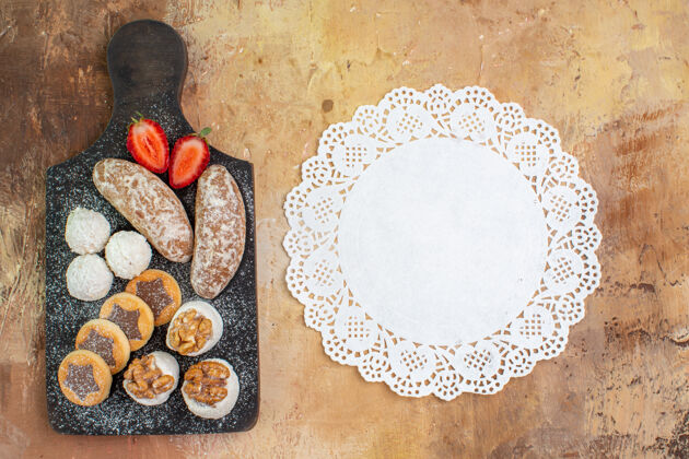贝壳俯瞰美味的糖果和饼干在一个木制的桌子上顶部阿拉伯花纹食品