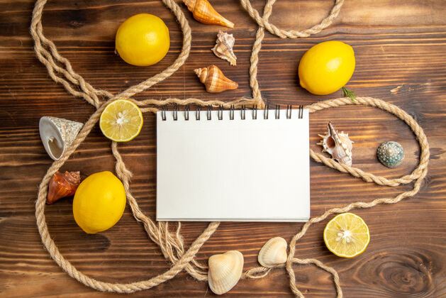 健康在棕色的桌子上用绳子顶着新鲜的柠檬顶级水果柠檬