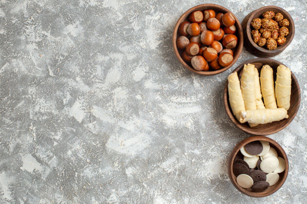 咖啡顶视图甜甜的百吉饼饼干和坚果在一个白色的表面饼干棕色坚果