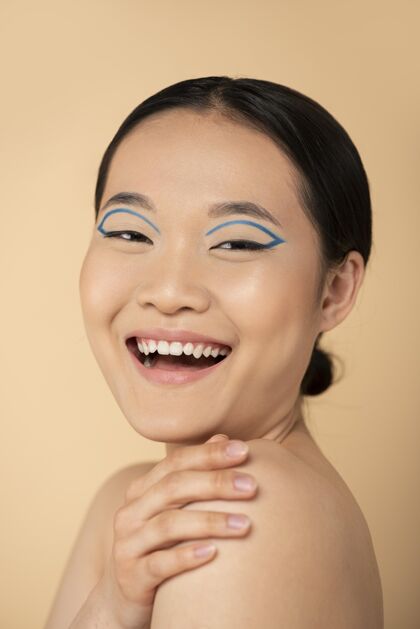 亚洲人美丽的亚洲女人穿蓝色眼线化妆漂亮美丽