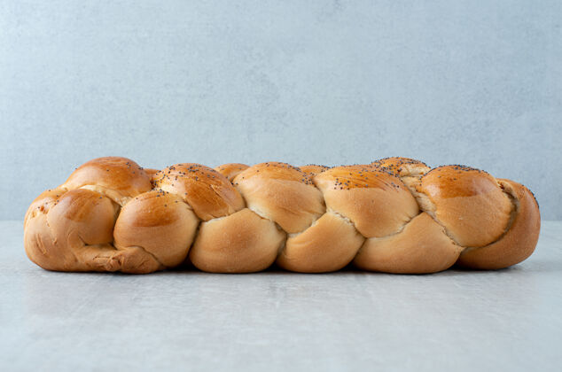 面包石头上的白色编织面包小麦新鲜美味