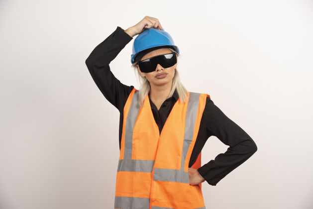 女人年轻的女建筑工人戴着护目镜和头盔摆姿势高质量的照片安全帽女士建筑