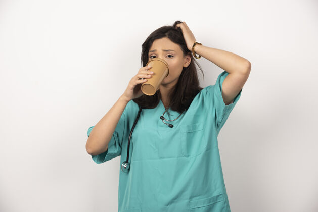 咖啡女医生喝着白底咖啡高质量的照片听诊器杯子女性