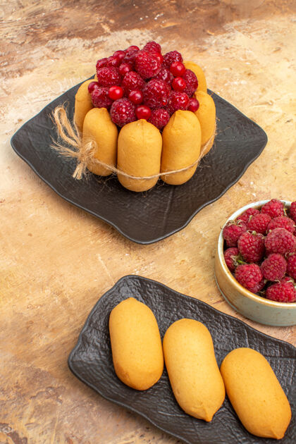 饼干混合色背景上的礼品蛋糕水果和饼干的垂直视图可食用水果背景食品