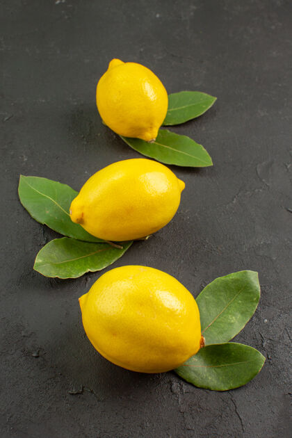 背景前视图新鲜酸柠檬在黑暗的背景食品农产品柑橘