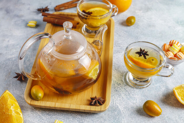 透明用橘子 蜂蜜和肉桂制成的热健康的暖冬茶美味茴香食品