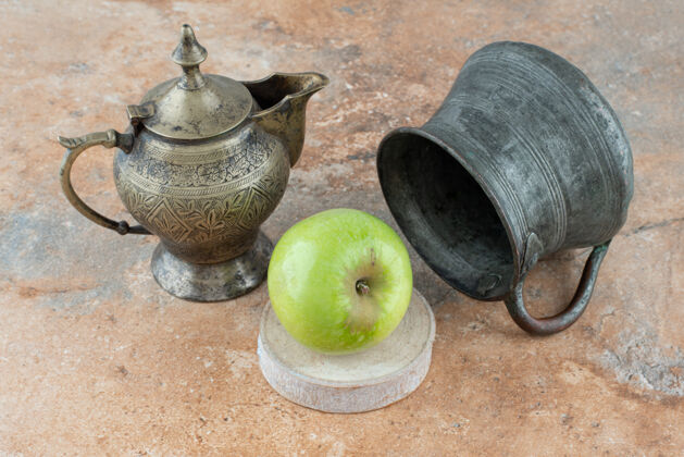 新鲜一个新鲜的苹果和一个古老的大理石杯子好吃苹果美味
