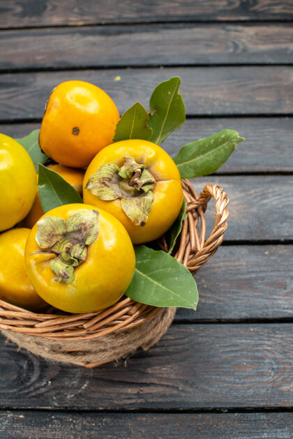 书桌正面是新鲜的柿子成熟甜美的水果 木质书桌上的水果成熟醇厚蔬菜素食营养
