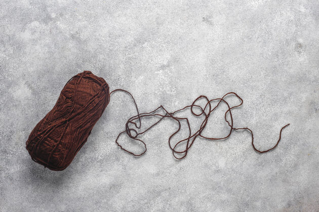 圆用针线编织成不同颜色的纱线球羊毛球针织